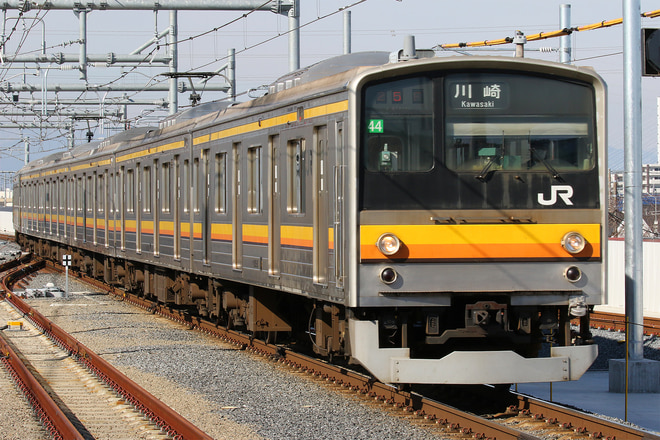 205系ナハ44編成を稲城長沼駅で撮影した写真