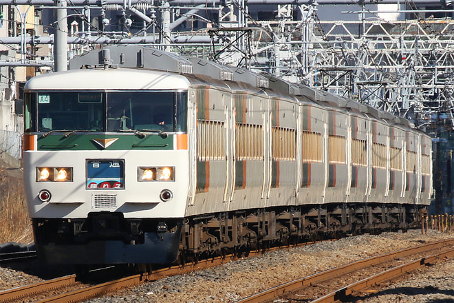 185系A4編成を新子安駅で撮影した写真
