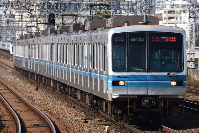 深川検車区05系05-123Fを西荻窪駅で撮影した写真
