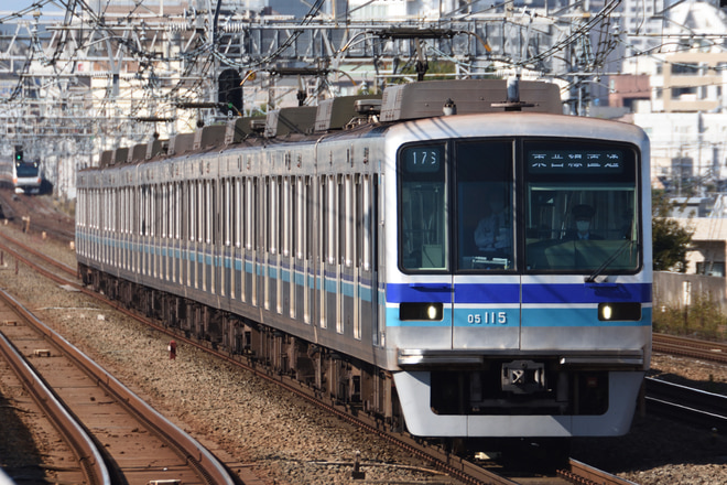 深川検車区05系05-115Fを西荻窪駅で撮影した写真