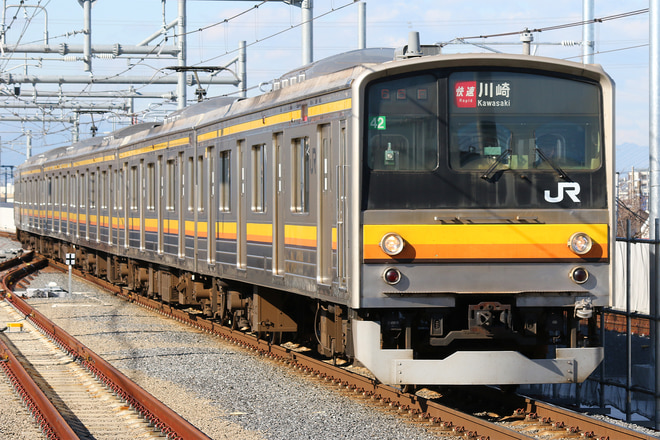 205系ナハ42編成を稲城長沼駅で撮影した写真
