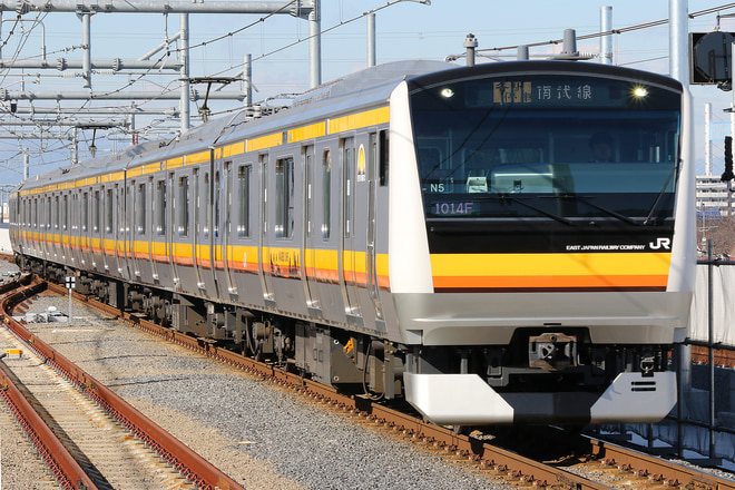 E233系ナハN5編成を稲城長沼駅で撮影した写真