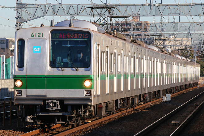 6000系6121Fを和泉多摩川駅で撮影した写真