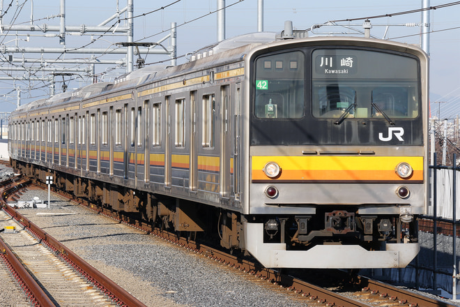 205系ナハ42編成を稲城長沼駅で撮影した写真
