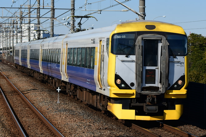 幕張車両センターE257系マリNB-03編成を新習志野駅で撮影した写真