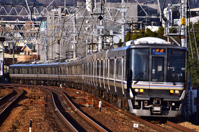 網干総合車両所本所223系V12編成をさくら夙川駅で撮影した写真