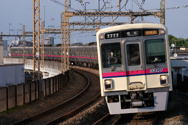 若葉台検車区7000系7727Fを京王稲田堤駅で撮影した写真