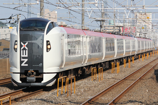 E259系クラNe012編成を下総中山駅で撮影した写真