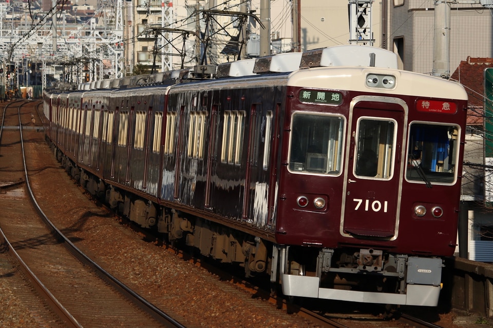 阪急7001f+8042f 阪急8042F+7001F 特急 梅田行き 岡本駅にて - YouTube