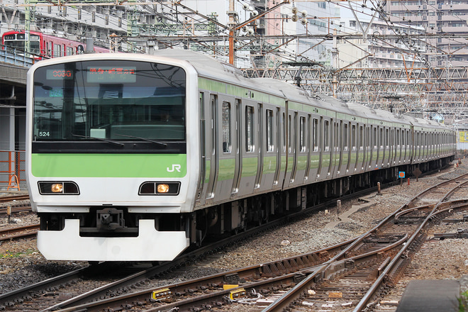 E231系トウ524編成を品川駅で撮影した写真