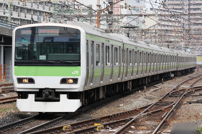 E231系トウ529編成を品川駅で撮影した写真