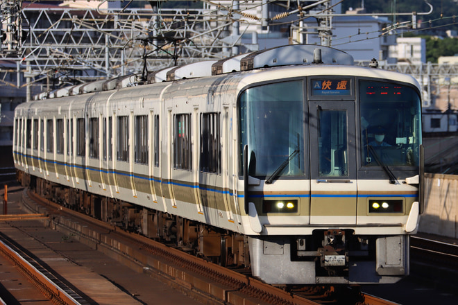 221系を六甲道駅で撮影した写真