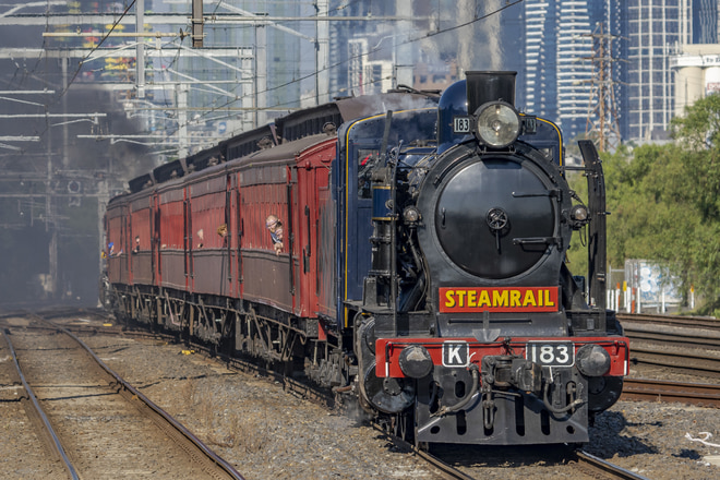 Victorian Railways K classK183をSouth KensingtonStationで撮影した写真