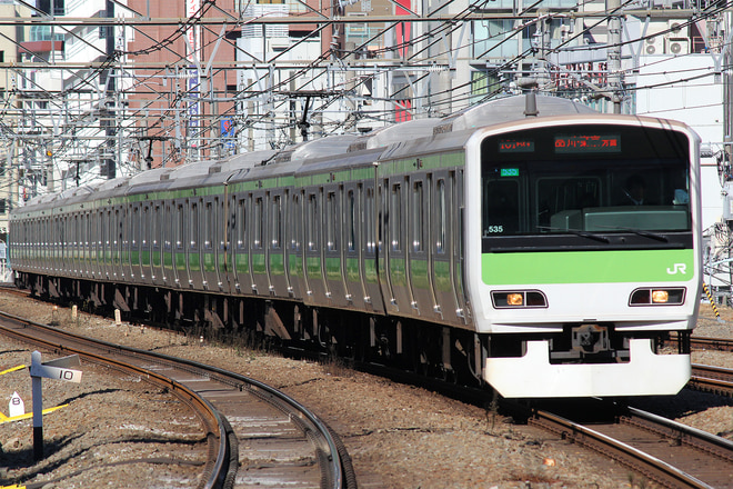 E231系トウ535編成を恵比寿駅で撮影した写真