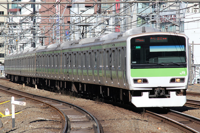 E231系トウ530編成を恵比寿駅で撮影した写真
