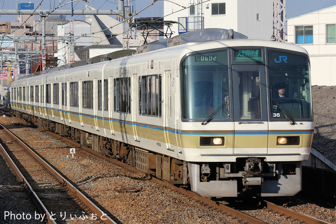 221系NC606編成を桃谷駅で撮影した写真