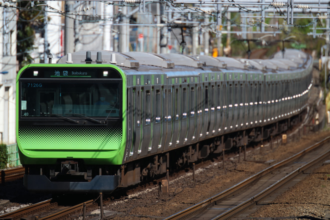 E235系トウ40編成を駒込駅で撮影した写真