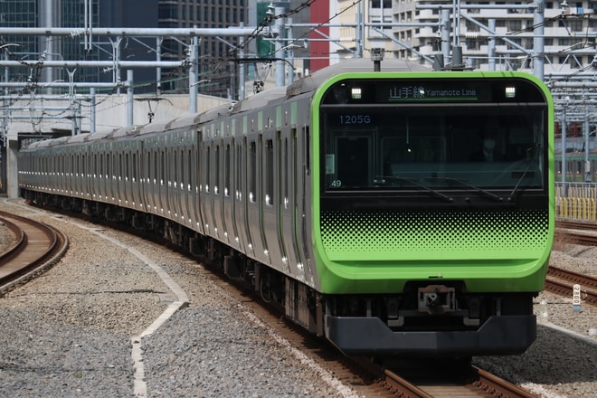 東京総合車両センター本区E235系トウ49編成を高輪ゲートウェイ駅で撮影した写真