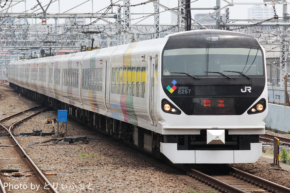 JR東E257系モトM-107編成<br class="br-sp" />(モトM-107)の写真
