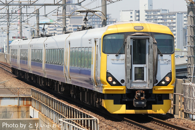 幕張車両センターE257系マリNB-06編成を舞浜駅で撮影した写真