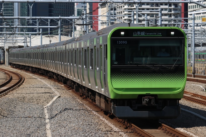 東京総合車両センター本区E235系トウ42編成を高輪ゲートウェイ駅で撮影した写真