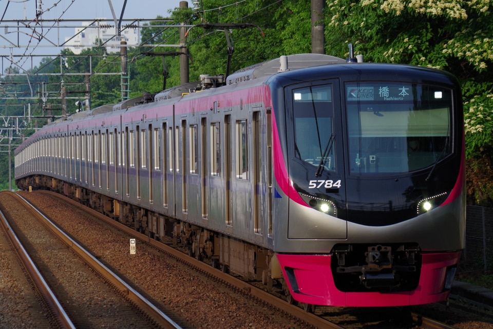 京王5000系5734F<br class="br-sp" />(5734編成)の写真