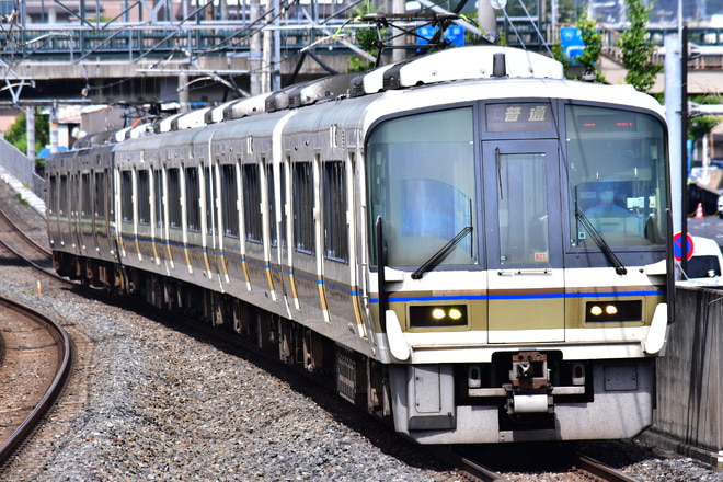 吹田総合車両所京都支所221系K21編成を花園駅で撮影した写真