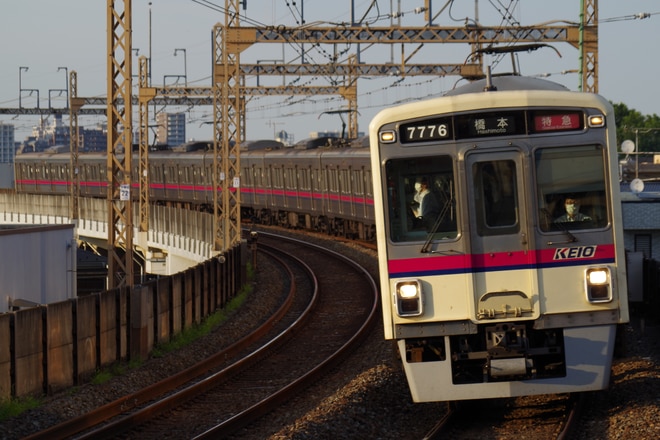 7000系7726編成を京王稲田堤駅で撮影した写真
