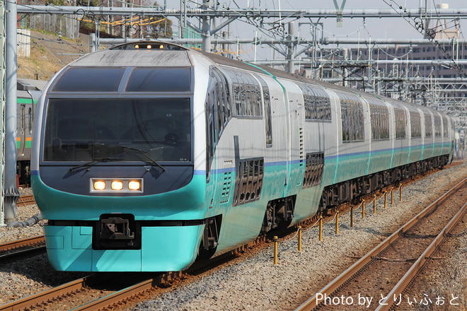 田町車両センター251系チタRE4編成を新子安駅で撮影した写真