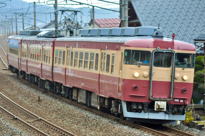 by絲