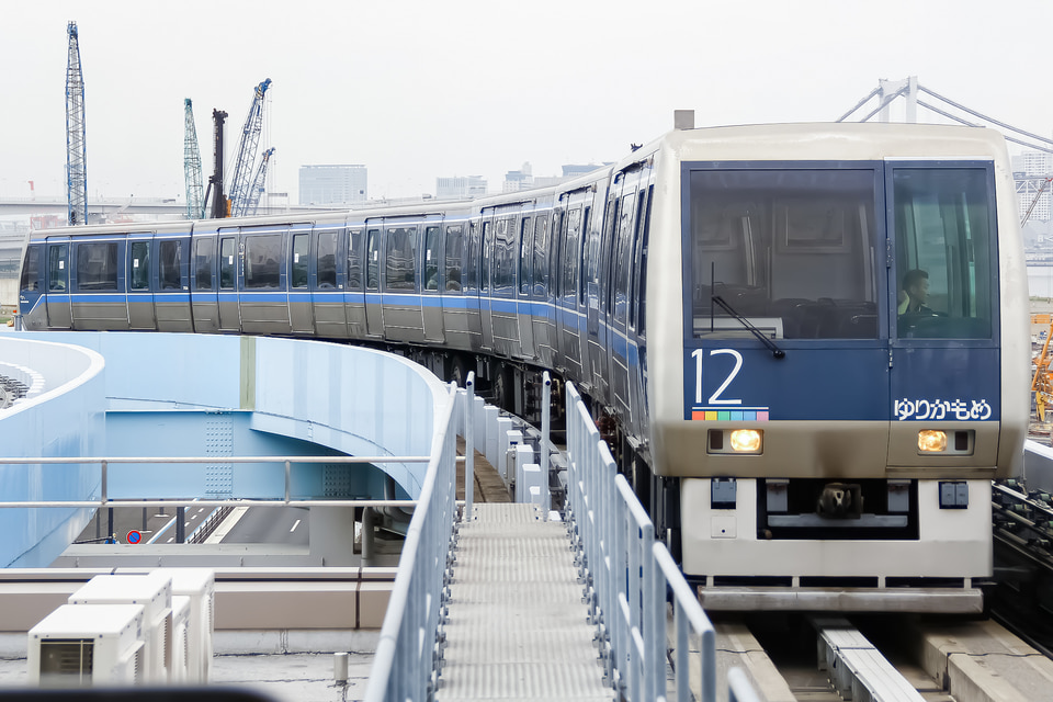 ゆりかもめ7000系7121F<br class="br-sp" />(7121編成)(12編成)の写真