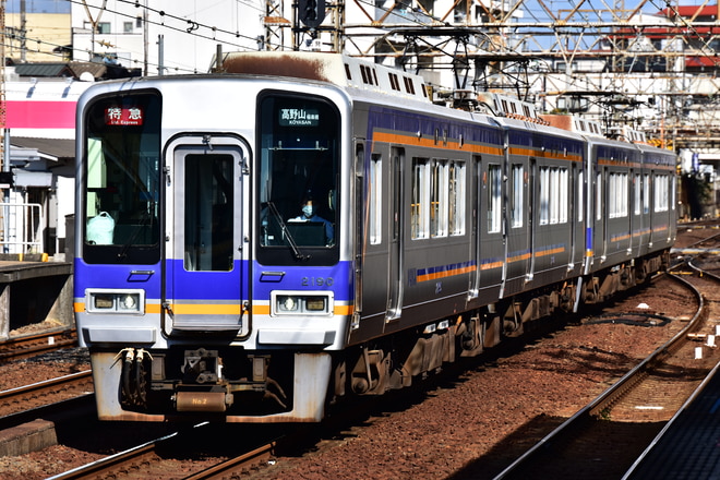 小原田検車区2000系2040Fを住吉東駅で撮影した写真