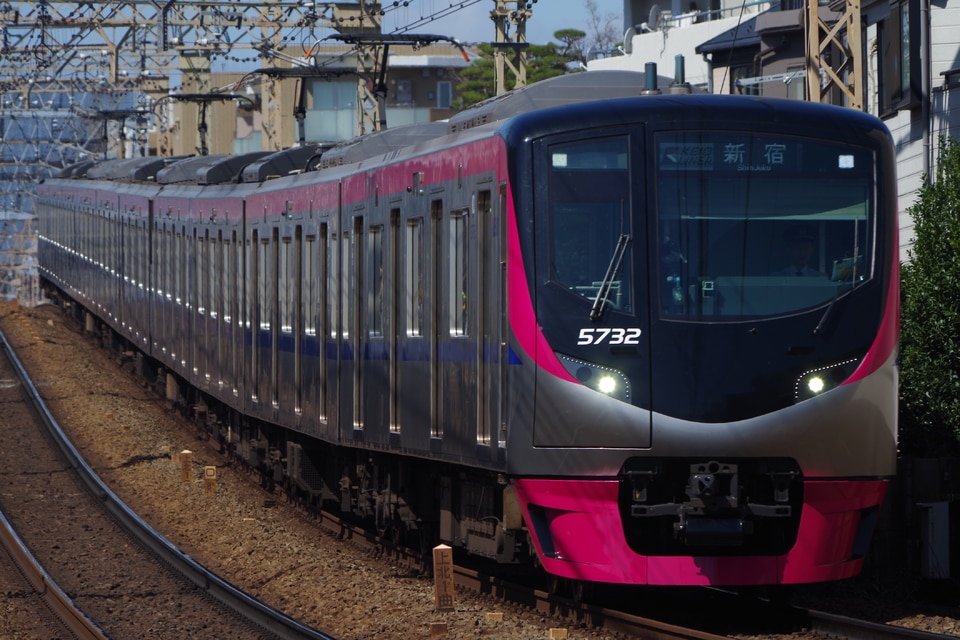 京王5000系5732F<br class="br-sp" />(5732編成)の写真