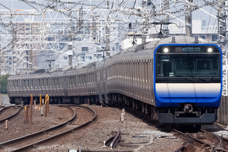 JR東E235系クラF-19編成<br class="br-sp" />(F-19編成)(クラF-19)の写真