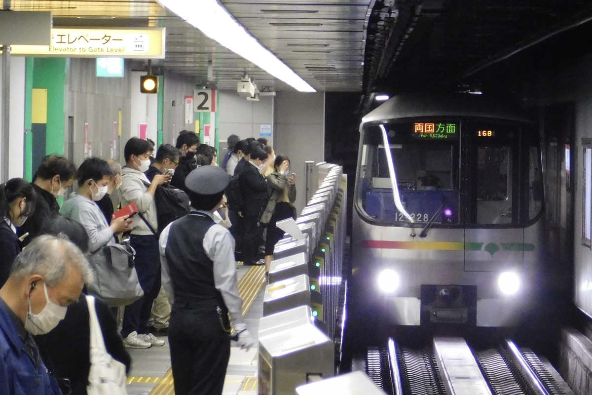 東京都交通局  12-000型 12-221F