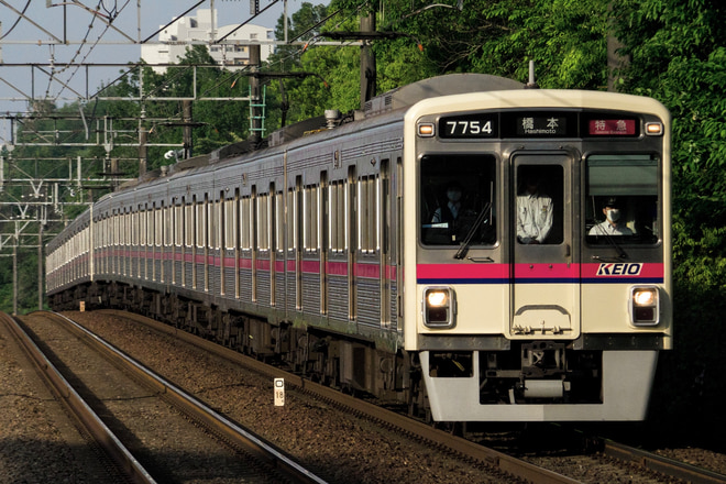 7000系を南大沢駅で撮影した写真