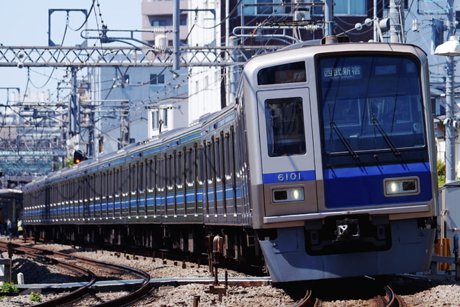 新宿線車両所玉川上水車両基地6000系6101Fを中井～下落合間で撮影した写真