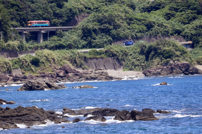 土佐くろしお鉄道中村車両基地TKT8000形8021を佐賀公園～土佐白浜間で撮影した写真