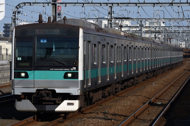 松戸車両センターE233系マト4編成を祖師ケ谷大蔵駅で撮影した写真
