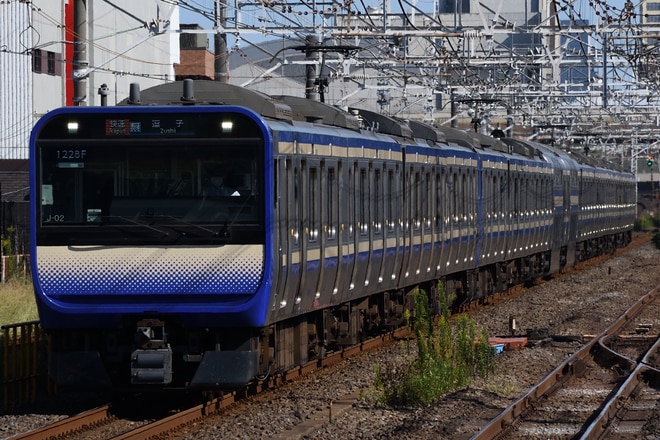鎌倉車両センター本所E235系クラJ-02編成を西船橋駅で撮影した写真