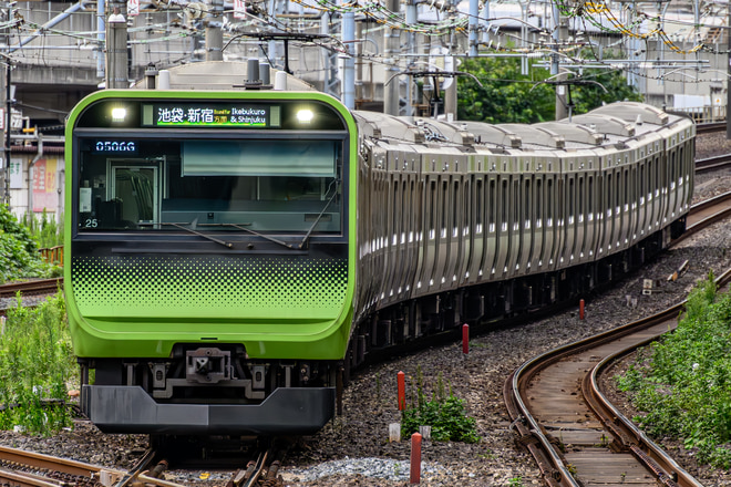 東京総合車両センター本区E235系トウ25編成を田端駅で撮影した写真