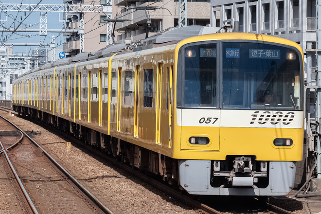 1000形1057Fを京急鶴見駅で撮影した写真