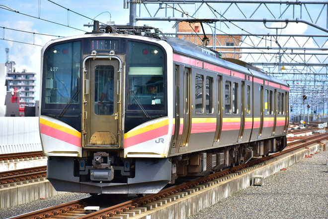 新潟車両センターE129系ニイA27編成を新潟駅で撮影した写真
