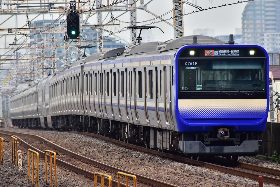 JR東E235系クラF-24編成<br class="br-sp" />(F-24編成)(クラF-24)の写真