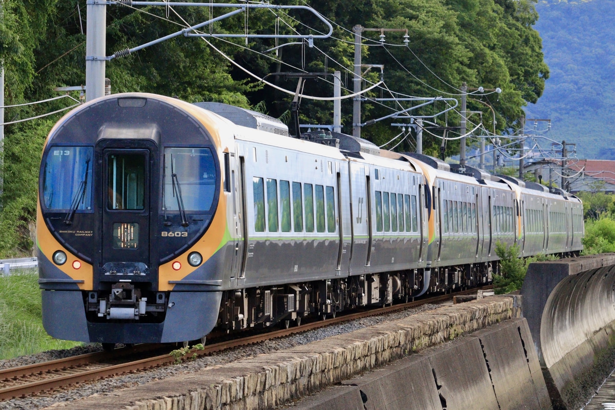 JR四国 松山運転所 8600系 E13編成