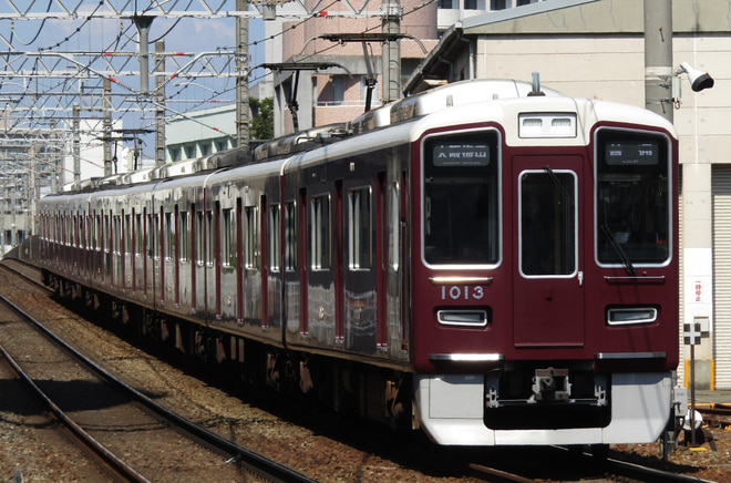 平井車庫1000系1013Fを十三駅で撮影した写真