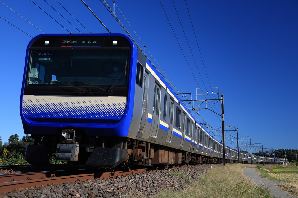 JR東E235系クラJ-03編成<br class="br-sp" />(J-03編成)(クラJ-03)の写真