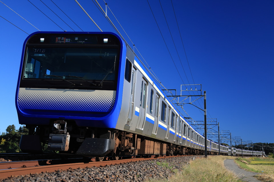JR東E235系クラJ-01編成<br class="br-sp" />(J-01編成)(クラJ-01)の写真