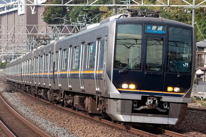 321系アカD37編成を山崎駅で撮影した写真