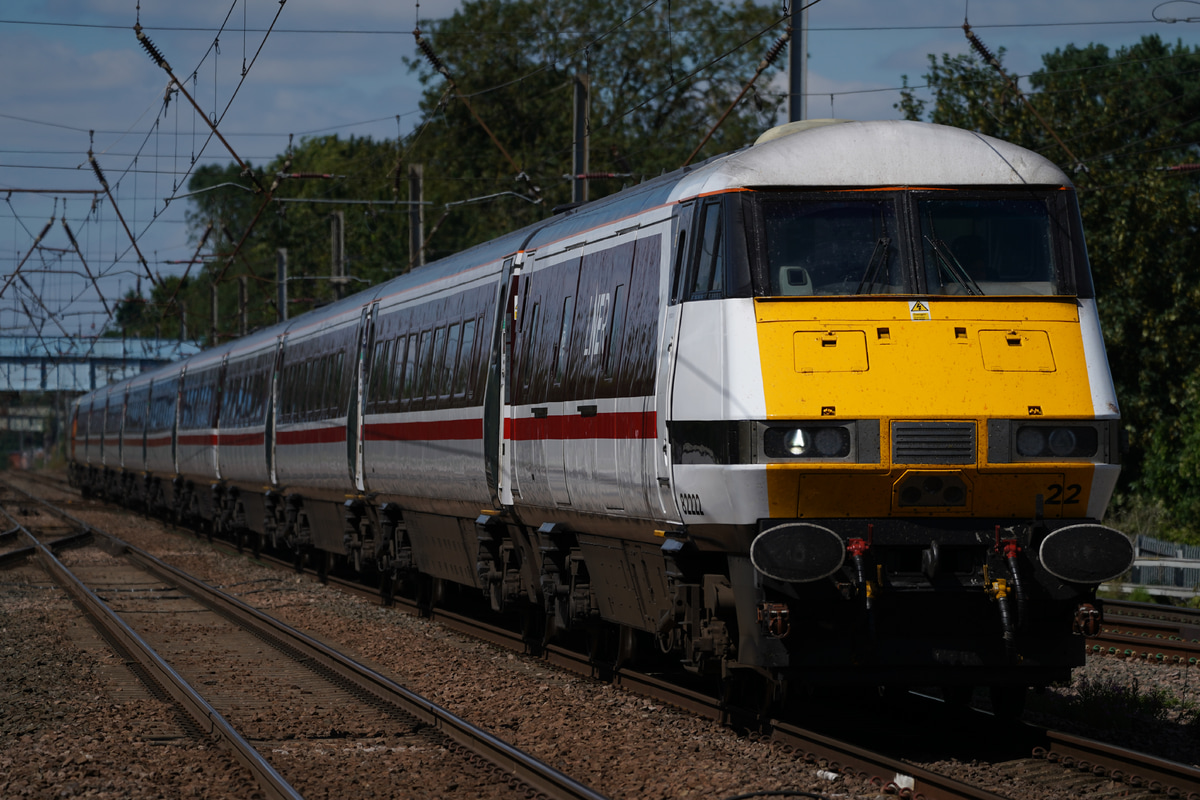 LNER  Driving Van Trailer+Mark4+Class91 